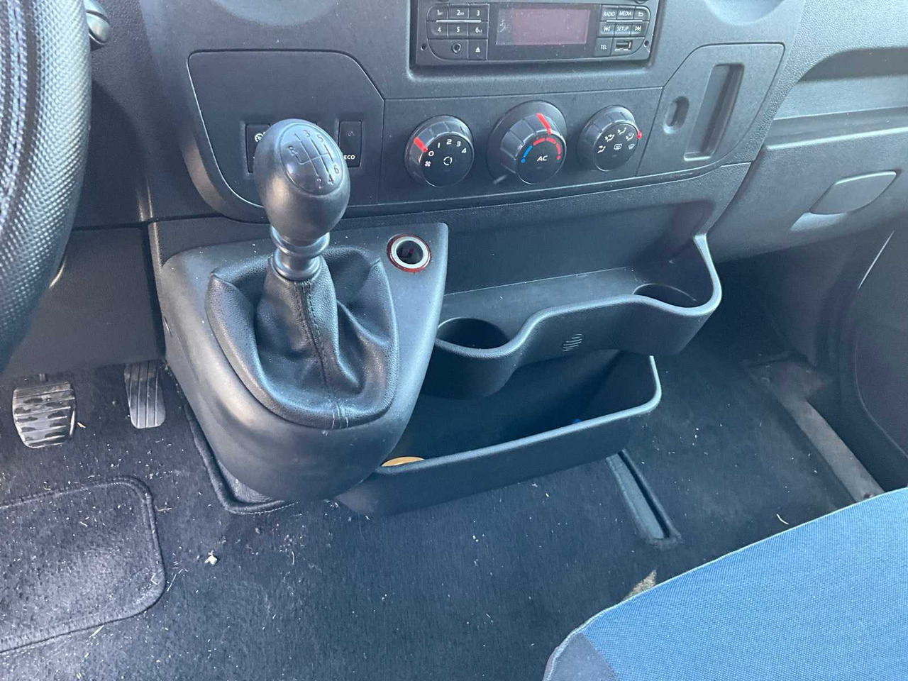 الشاحنات الصغيرة RENAULT MASTER VANS: صور 8