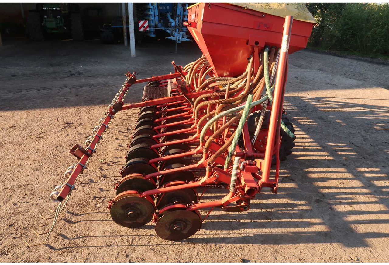 SPU 32 SPU 32 - Seeder - 2006 - 02B-DNL (163) - وضع البذور فى خطوط: صور 5 SPU 32 SPU 32 - Seeder - 2006 - 02B-DNL (163) - وضع البذور فى خطوط: صور 5