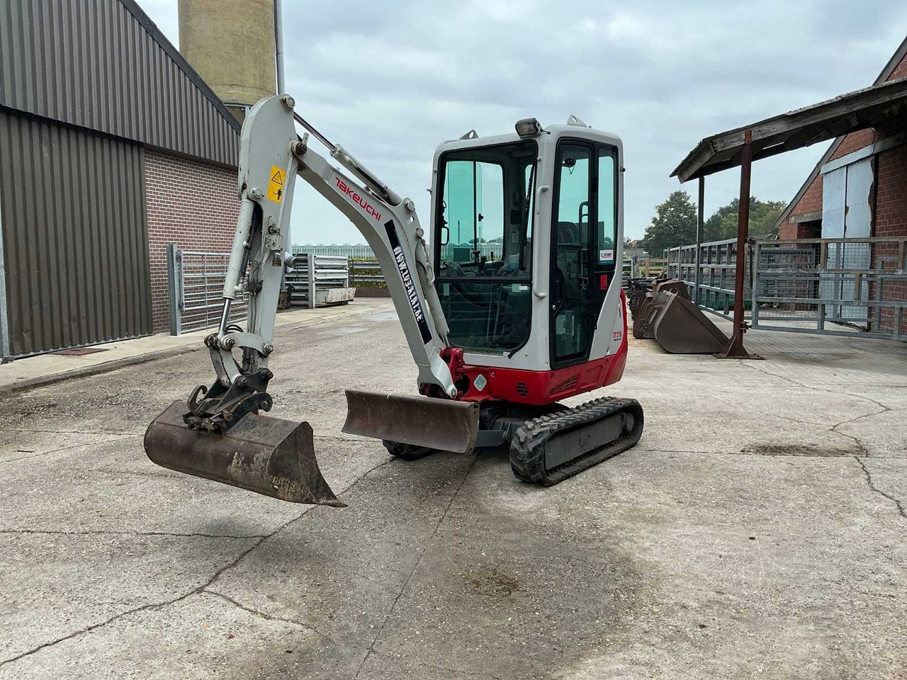 Takeuchi TB216 - حفارة مصغرة: صور 1 Takeuchi TB216 - حفارة مصغرة: صور 1