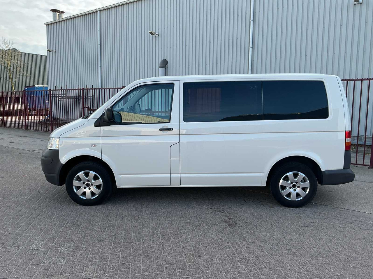 VOLKSWAGEN TRANSPORTER 1.9 TDI 300 TREND.DC COMMERCIAL VEHICLE / WHEELCHAIR BUS - الشاحنات الصغيرة: صور 3 VOLKSWAGEN TRANSPORTER 1.9 TDI 300 TREND.DC COMMERCIAL VEHICLE / WHEELCHAIR BUS - الشاحنات الصغيرة: صور 3