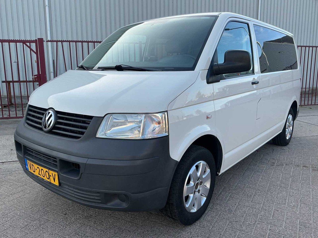 VOLKSWAGEN TRANSPORTER 1.9 TDI 300 TREND.DC COMMERCIAL VEHICLE / WHEELCHAIR BUS - الشاحنات الصغيرة: صور 1 VOLKSWAGEN TRANSPORTER 1.9 TDI 300 TREND.DC COMMERCIAL VEHICLE / WHEELCHAIR BUS - الشاحنات الصغيرة: صور 1