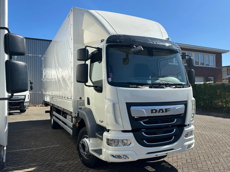 DAF LF 260 LF260.16 EURO6. 2022. Schuifzeil bakwagen met Laadklep. - شاحنة ستارة: صور 2 DAF LF 260 LF260.16 EURO6. 2022. Schuifzeil bakwagen met Laadklep. - شاحنة ستارة: صور 2