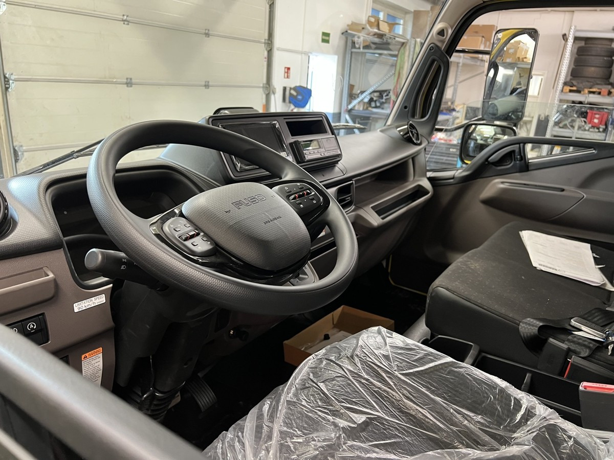 Interior photo 1: الشاسيه شاحنة جديد FUSO FUSO 9C18 Canter  4750 GSR Mod. 2025