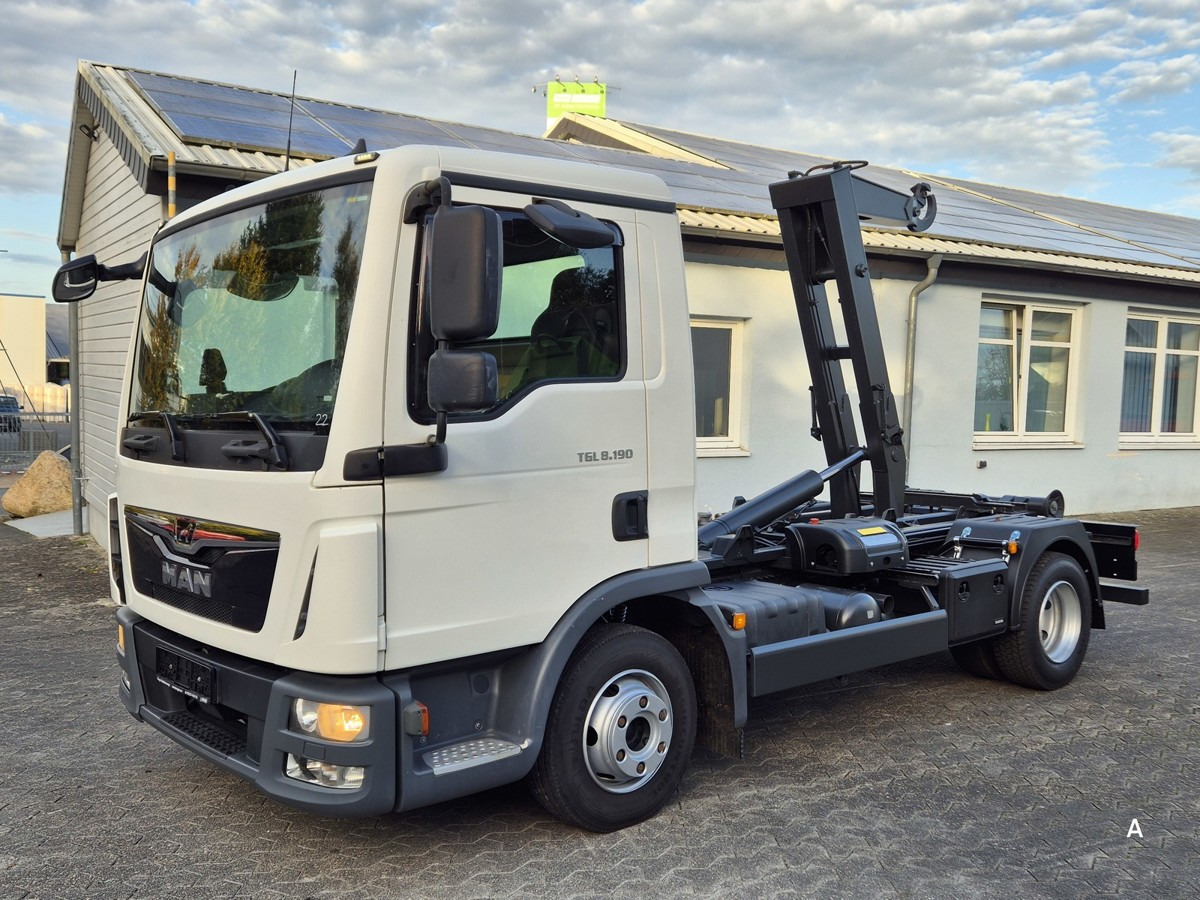 MAN TGL 8.190 BL City Abrollkipper Aut., 2 x AHK sof - شاحنة ذات الخطاف: صور 1 MAN TGL 8.190 BL City Abrollkipper Aut., 2 x AHK sof - شاحنة ذات الخطاف: صور 1