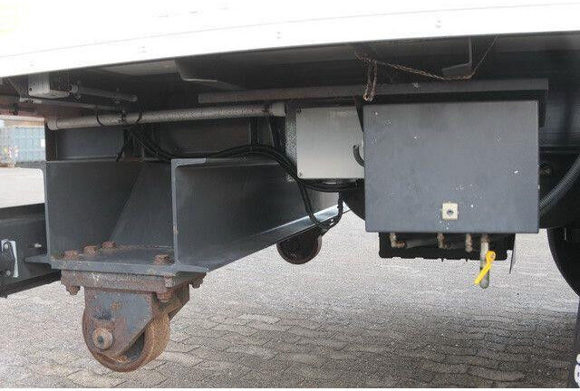 Sommer 2-Achser, elektr. Rolltor, BPW, 11.000mm lang - بصندوق مغلق نصف مقطورة: صور 5 Sommer 2-Achser, elektr. Rolltor, BPW, 11.000mm lang - بصندوق مغلق نصف مقطورة: صور 5