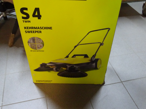 Balayeuse mécanique KARCHER S 4 Twin - كناسة المناطق الصناعية: صور 1 Balayeuse mécanique KARCHER S 4 Twin - كناسة المناطق الصناعية: صور 1