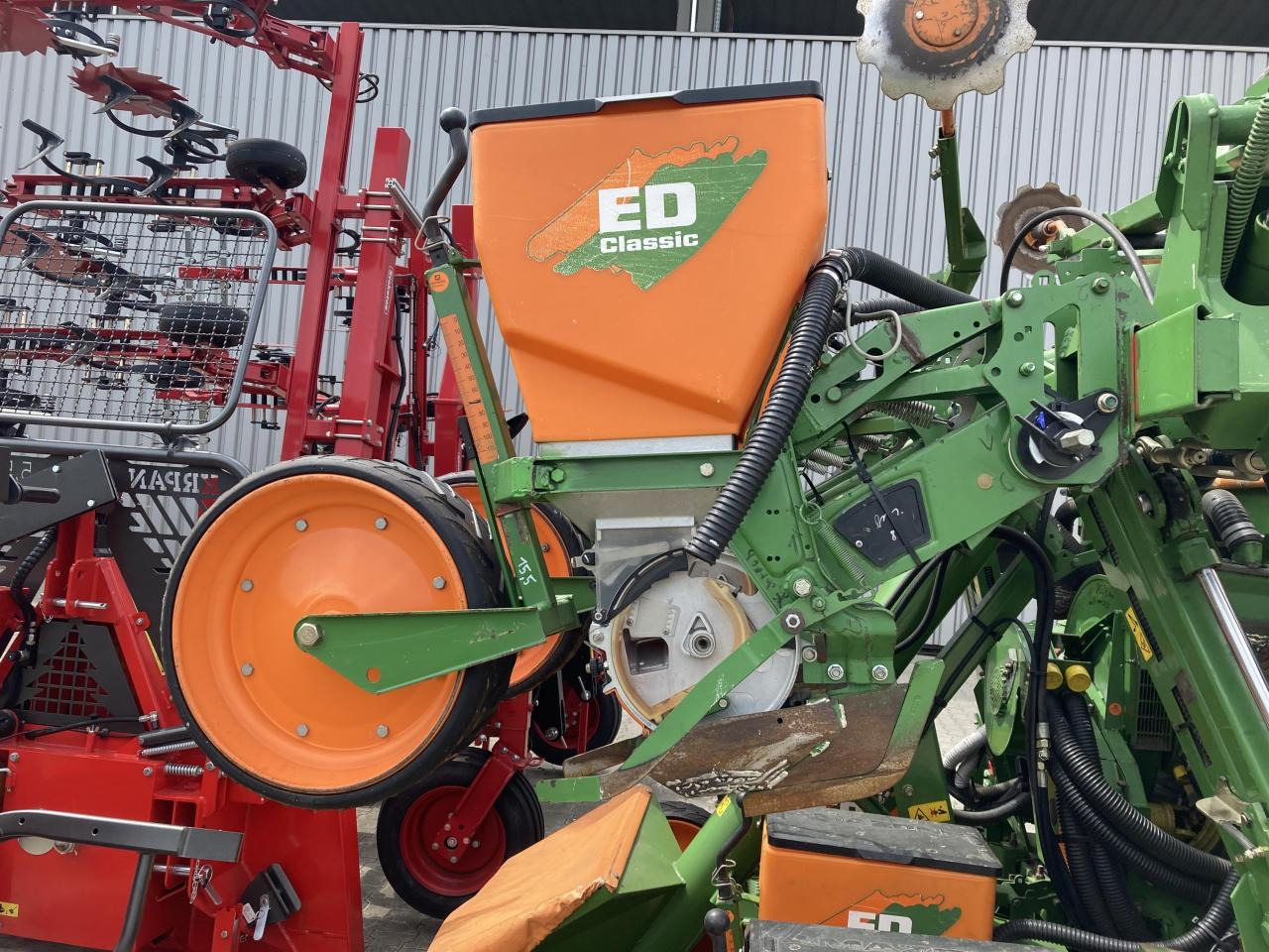 Amazone ED602K - وضع البذور فى خطوط: صور 4 Amazone ED602K - وضع البذور فى خطوط: صور 4
