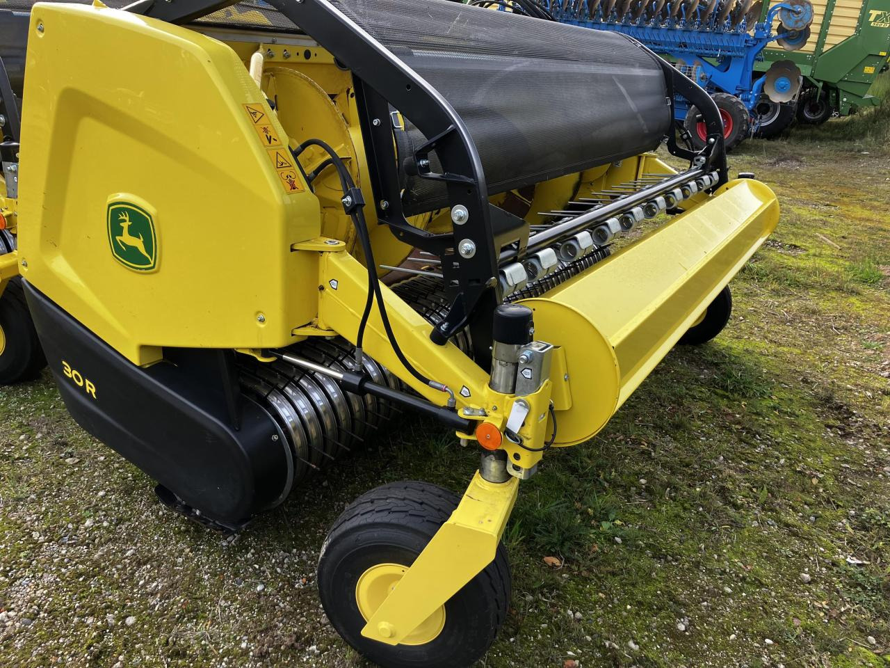 John Deere 30R - معدات حصادة الأعلاف: صور 1 John Deere 30R - معدات حصادة الأعلاف: صور 1