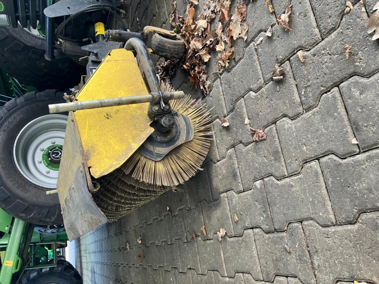 John Deere 52 inch Broom - مكنسة: صور 1 John Deere 52 inch Broom - مكنسة: صور 1