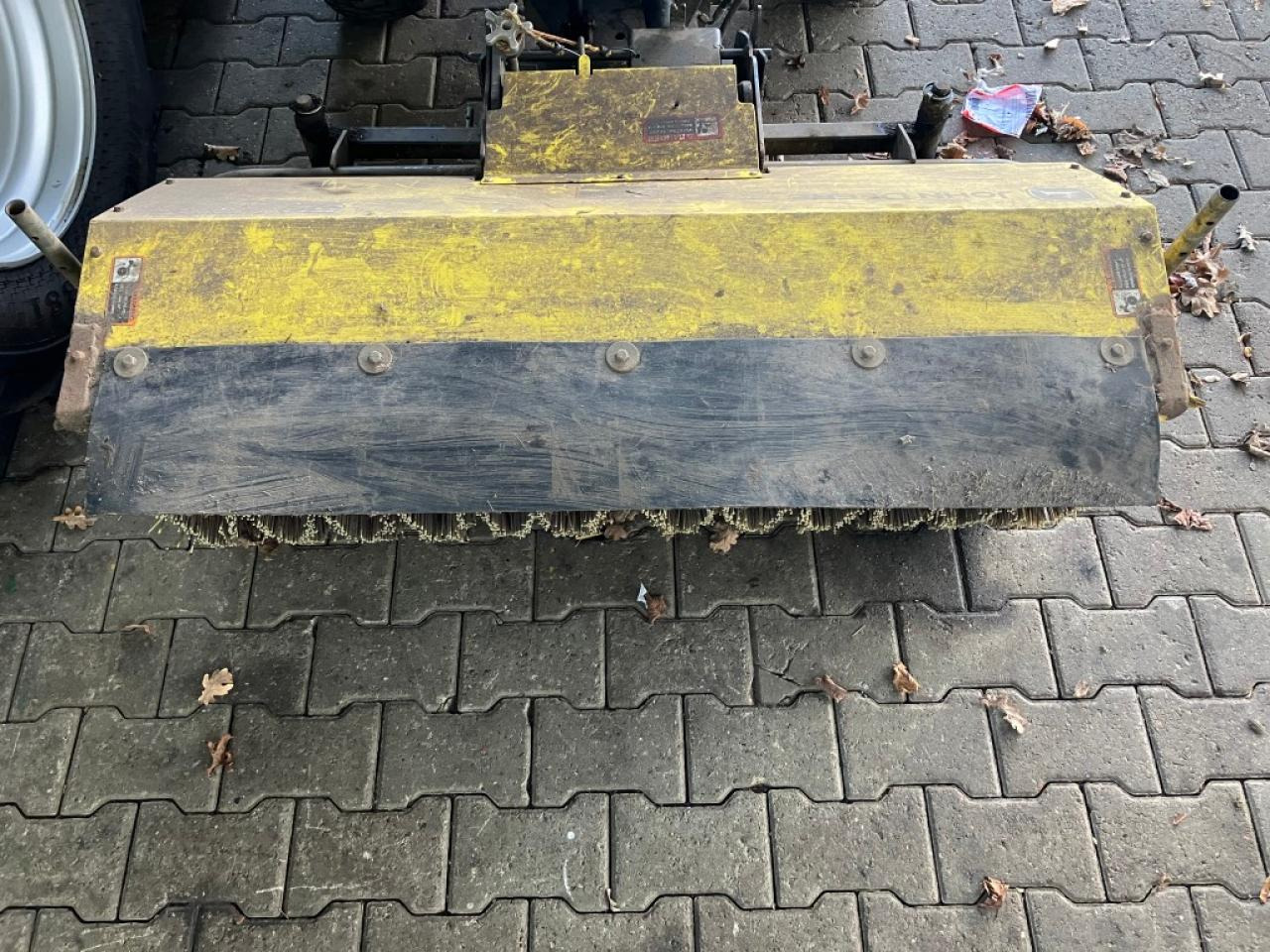 John Deere 52 inch Broom - مكنسة: صور 5 John Deere 52 inch Broom - مكنسة: صور 5