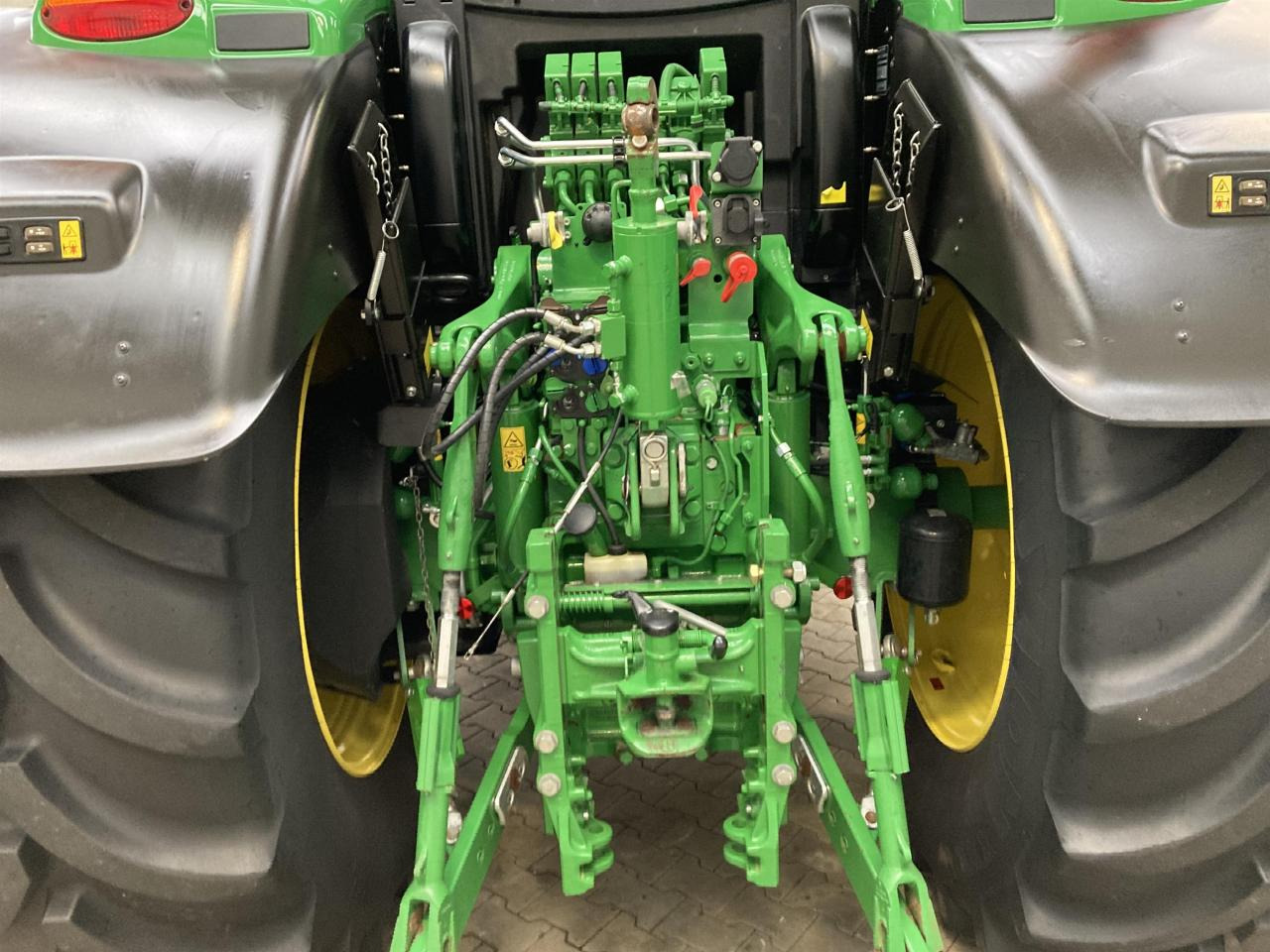 جرار John Deere 6175R: صور 6
