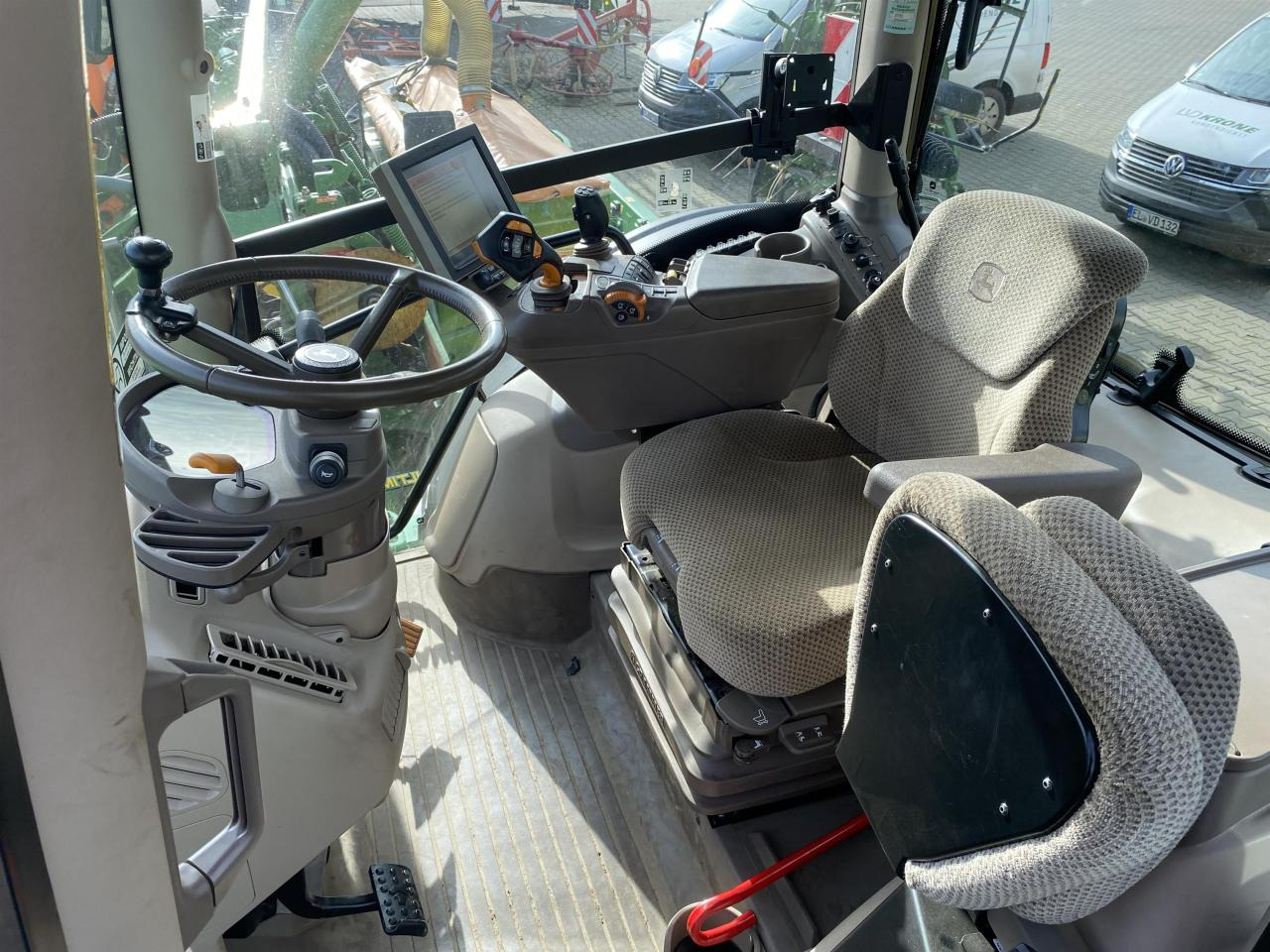 John Deere 6215R - جرار: صور 4 John Deere 6215R - جرار: صور 4