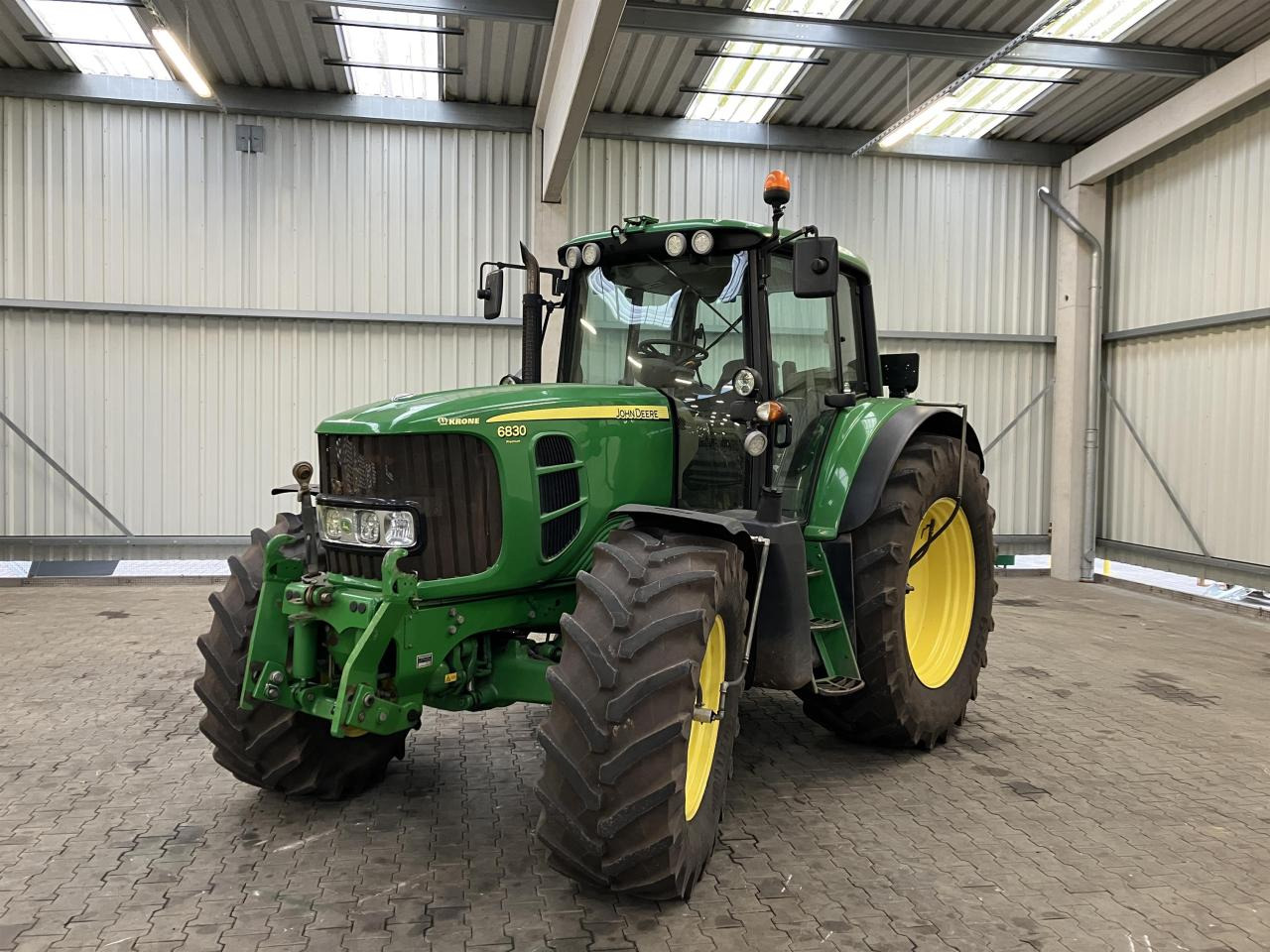 John Deere 6830 Premium - جرار: صور 1 John Deere 6830 Premium - جرار: صور 1