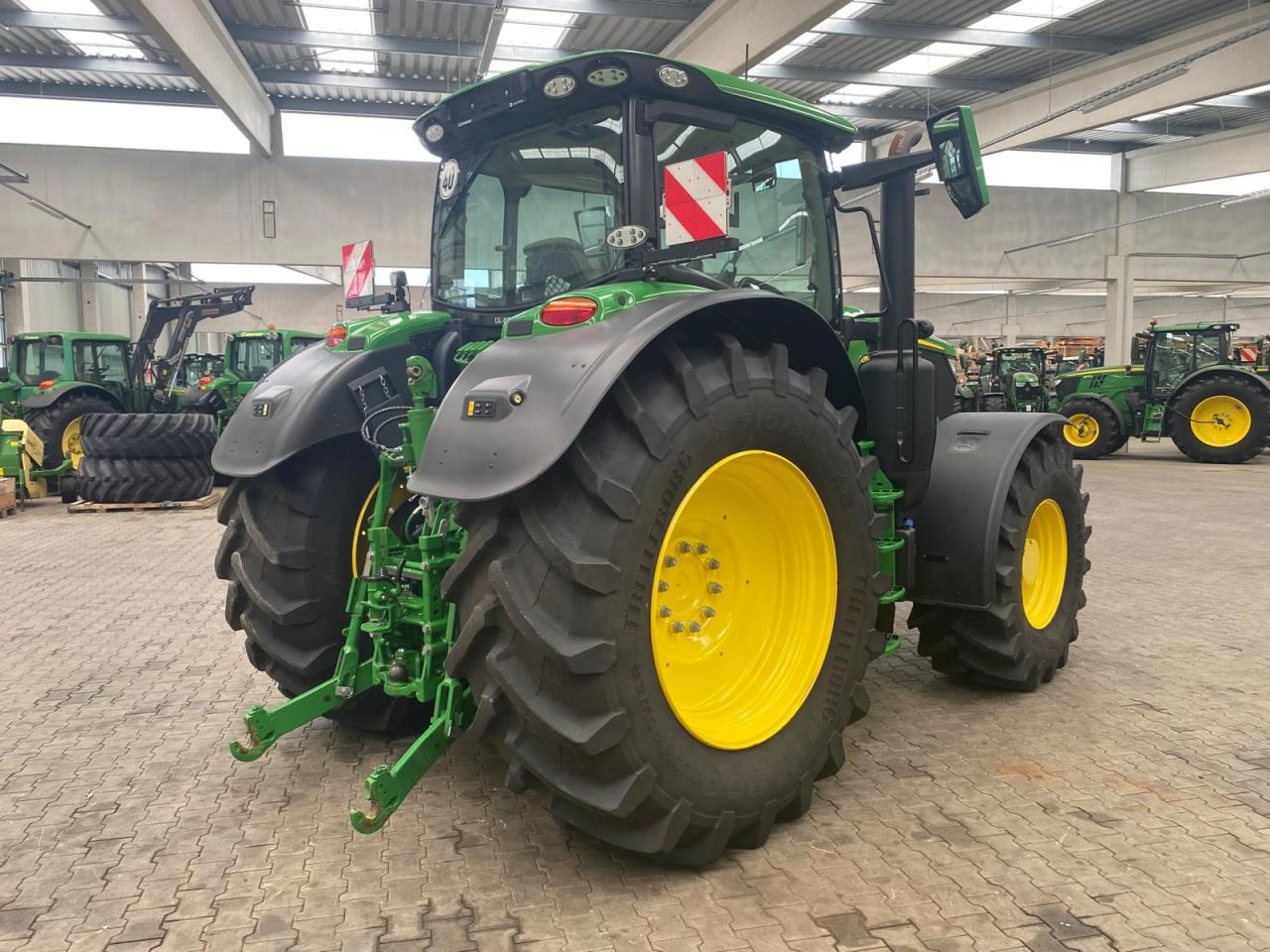John Deere 6R 215 - جرار: صور 2 John Deere 6R 215 - جرار: صور 2