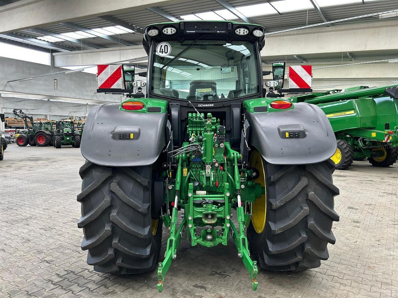 John Deere 6R 215 - جرار: صور 3 John Deere 6R 215 - جرار: صور 3