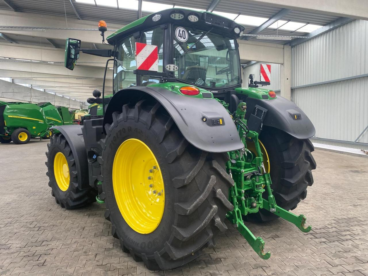 John Deere 6R 215 - جرار: صور 4 John Deere 6R 215 - جرار: صور 4