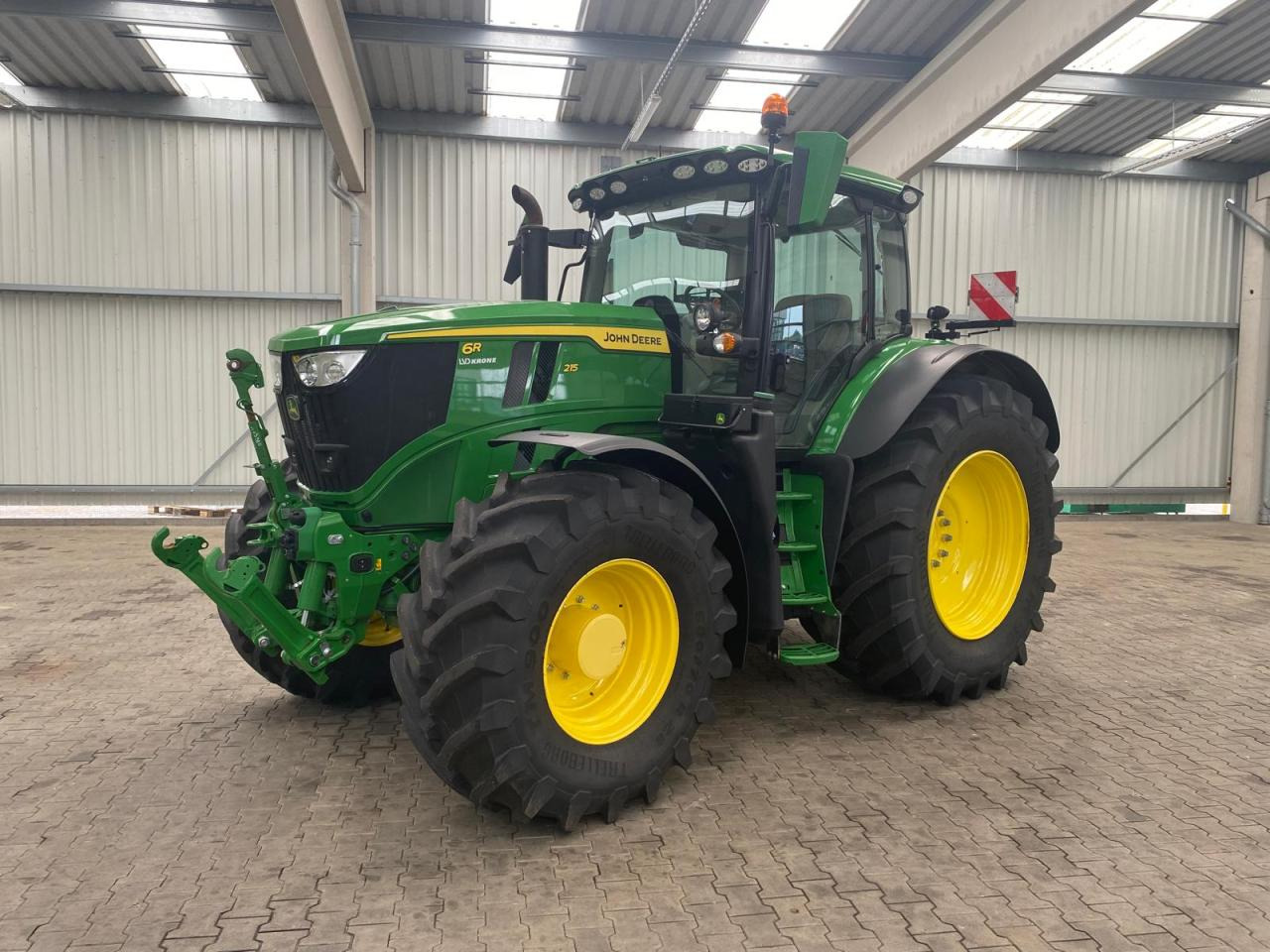 John Deere 6R 215 - جرار: صور 1 John Deere 6R 215 - جرار: صور 1
