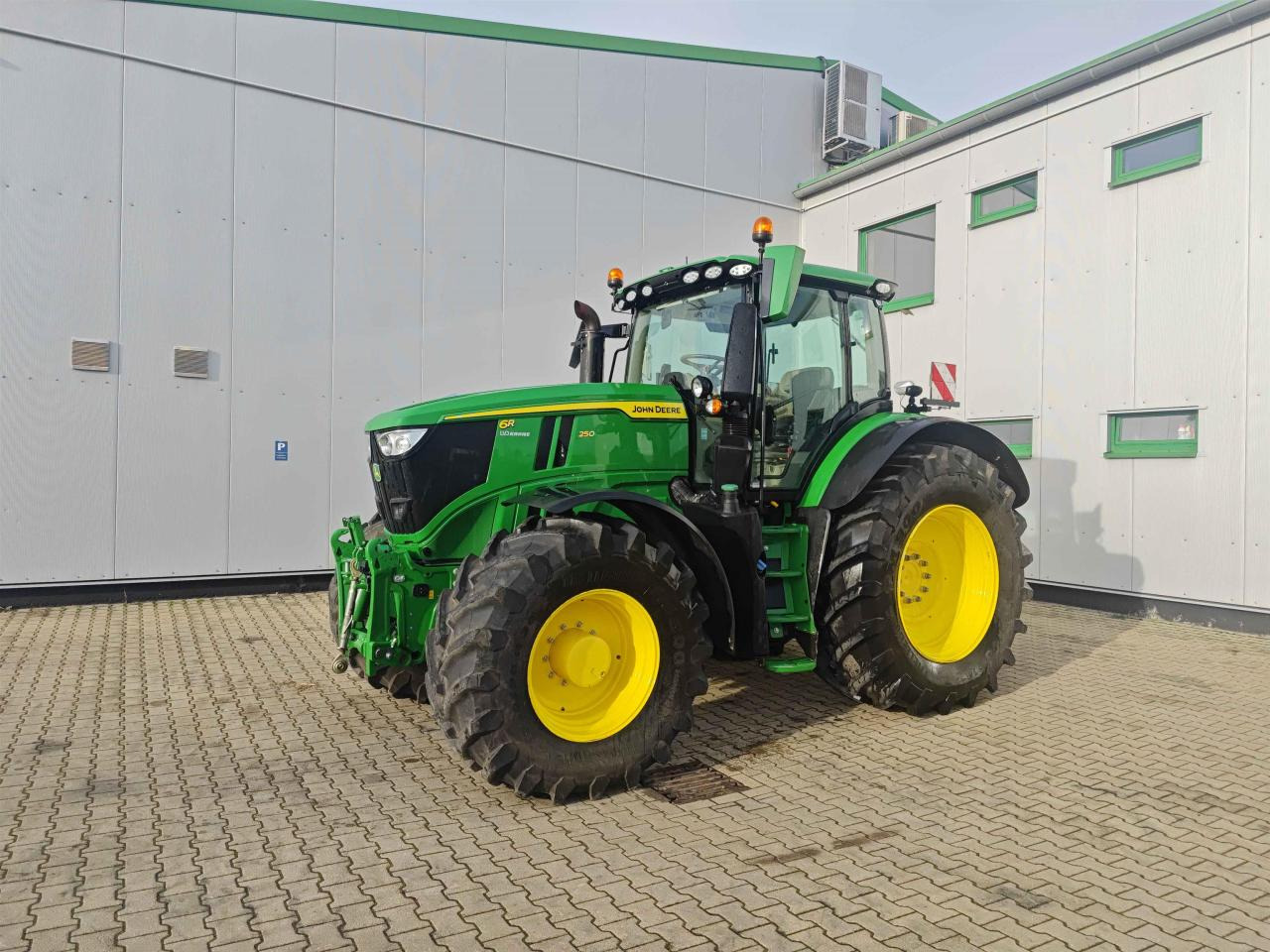 John Deere 6R 250 - جرار: صور 1 John Deere 6R 250 - جرار: صور 1