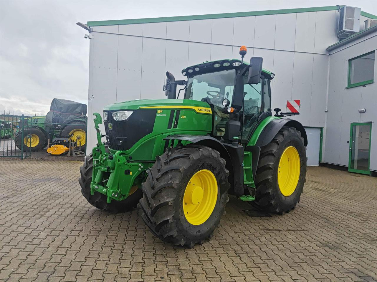 John Deere 6R 250 - جرار: صور 1 John Deere 6R 250 - جرار: صور 1
