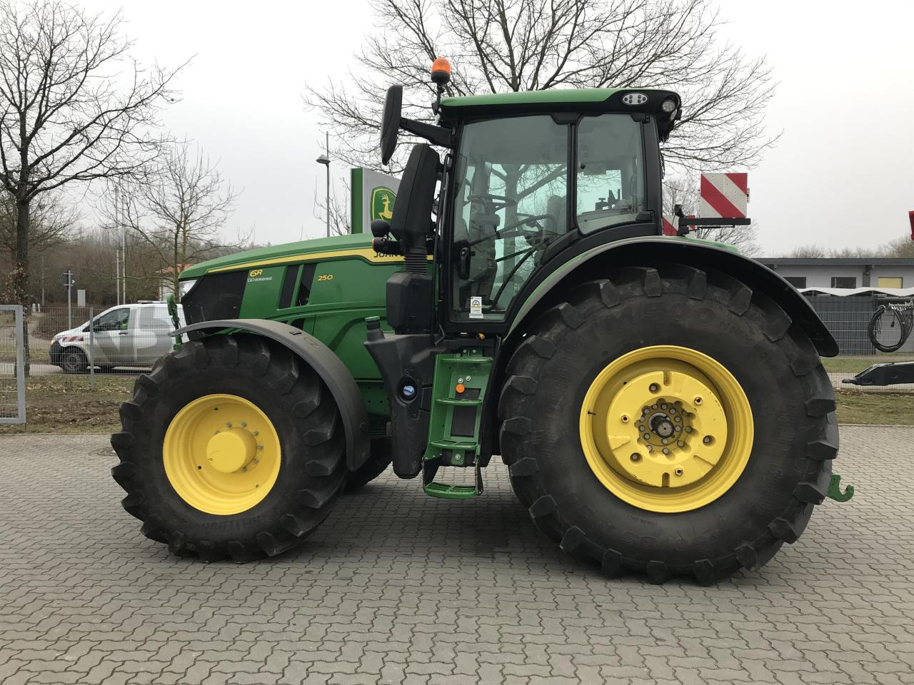 John Deere 6R 250 - جرار: صور 1 John Deere 6R 250 - جرار: صور 1