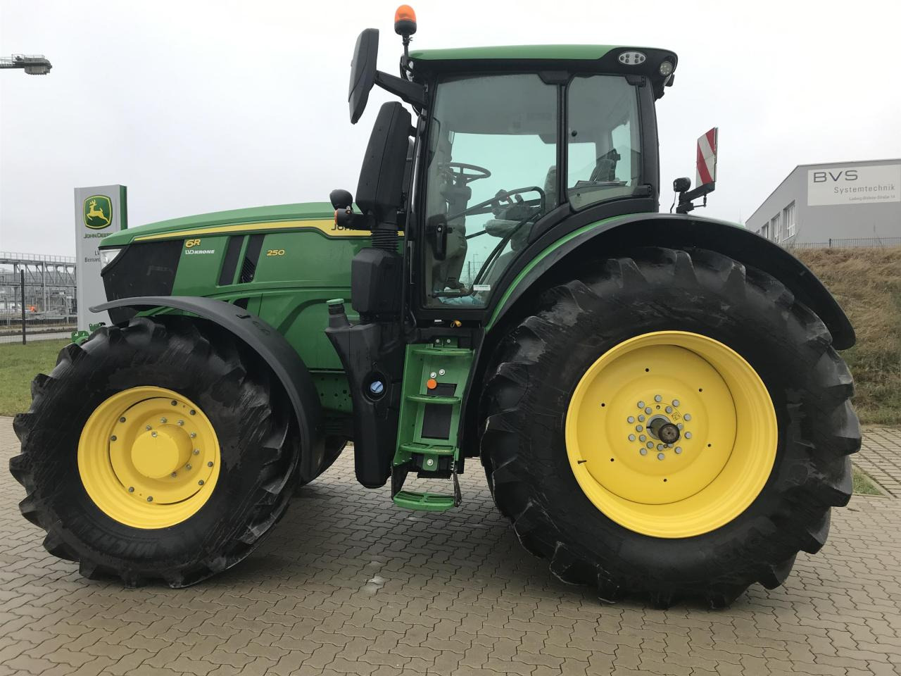 John Deere 6R 250 - جرار: صور 1 John Deere 6R 250 - جرار: صور 1