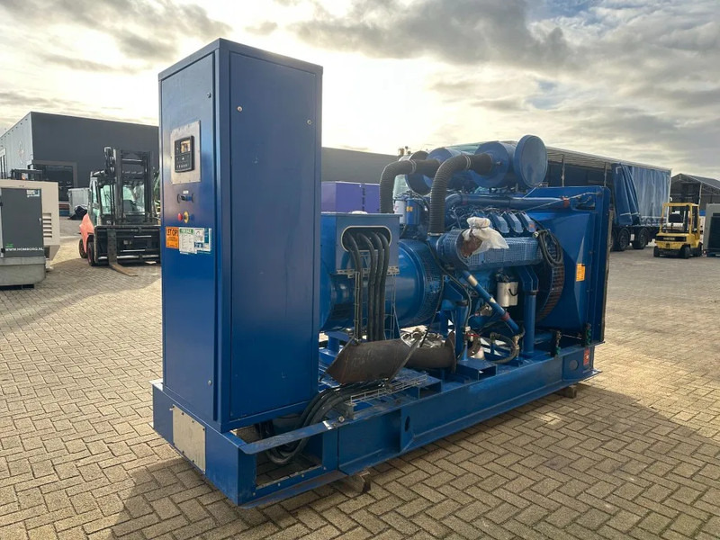 Iveco 8281 SRI 26.01 Leroy Somer 400 KVA generatorset noodstroom aggregaat - مجموعة المولدات: صور 4 Iveco 8281 SRI 26.01 Leroy Somer 400 KVA generatorset noodstroom aggregaat - مجموعة المولدات: صور 4