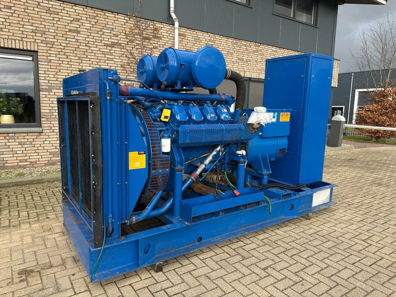 Iveco 8281 SRI 26.01 Leroy Somer 400 KVA generatorset noodstroom aggregaat - مجموعة المولدات: صور 5 Iveco 8281 SRI 26.01 Leroy Somer 400 KVA generatorset noodstroom aggregaat - مجموعة المولدات: صور 5