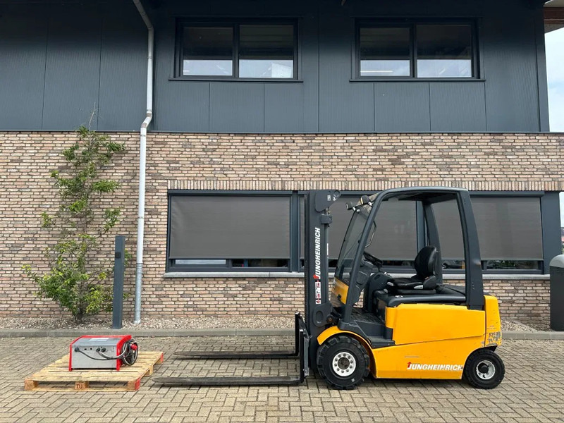 Jungheinrich EFG 425 K 2.5 ton Triplex Freelift Sideshift Elektra Heftruck - رافعة شوكية كهربائية: صور 1 Jungheinrich EFG 425 K 2.5 ton Triplex Freelift Sideshift Elektra Heftruck - رافعة شوكية كهربائية: صور 1