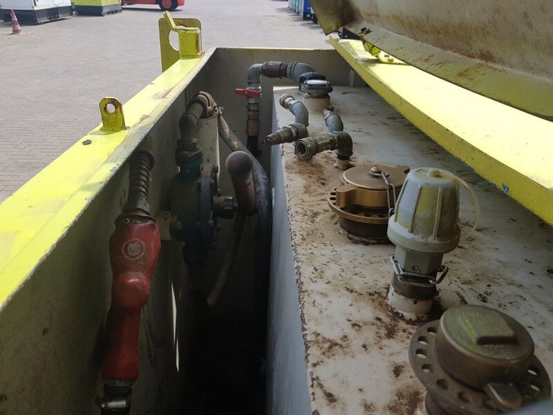 Dieseltank Steenbergen 2000 liter Kiwa IBC Dieseltank met handpomp - خزان تخزين: صور 5 Dieseltank Steenbergen 2000 liter Kiwa IBC Dieseltank met handpomp - خزان تخزين: صور 5