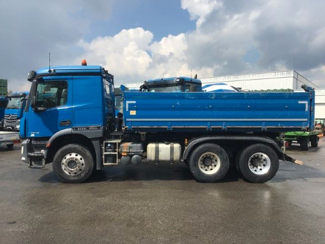 Mercedes-Benz Arocs 2643 6x4 Retarder Meiller 3-Seiten AHK Bet - قلابات: صور 2 Mercedes-Benz Arocs 2643 6x4 Retarder Meiller 3-Seiten AHK Bet - قلابات: صور 2