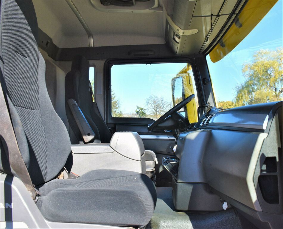 Interior photo 1: شاحنة كرين MAN TGS 28.440 Pritsche 5,60* HMF 3000 K5 + FUNK ! MAN TGS 28.440 Pritsche 5,60* HMF 3000 K5 + FUNK !