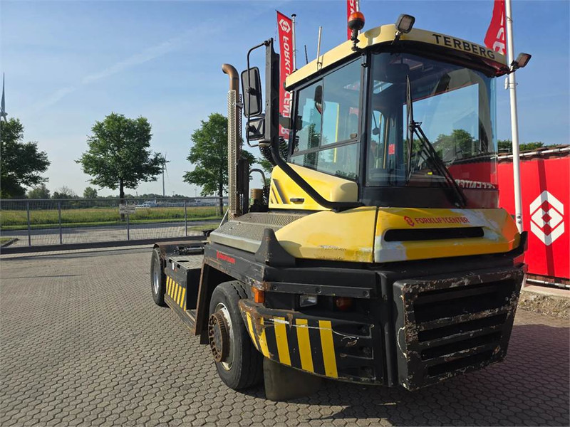 Terberg RT223 4x4 - جرارات صالات المطارات: صور 1 Terberg RT223 4x4 - جرارات صالات المطارات: صور 1