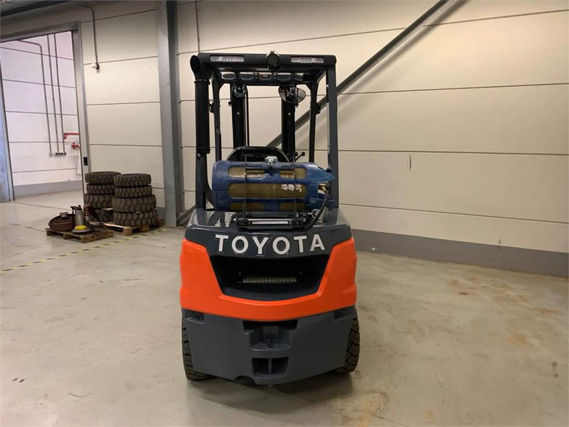 رافعة شوكية تعمل بالغاز Toyota 02-8FGF30: صور 8