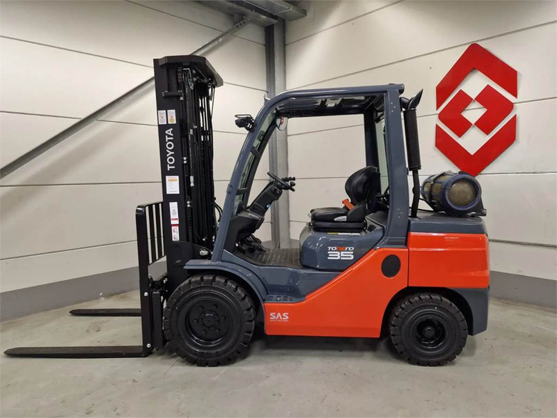 Toyota 02-8FGJF35 - رافعة شوكية تعمل بالغاز: صور 2 Toyota 02-8FGJF35 - رافعة شوكية تعمل بالغاز: صور 2