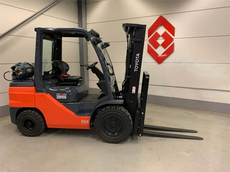 Toyota 02-8FGJF35 - رافعة شوكية تعمل بالغاز: صور 1 Toyota 02-8FGJF35 - رافعة شوكية تعمل بالغاز: صور 1