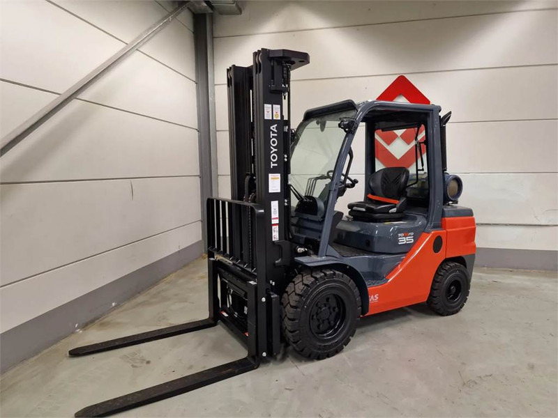 Toyota 02-8FGJF35 - رافعة شوكية تعمل بالغاز: صور 4 Toyota 02-8FGJF35 - رافعة شوكية تعمل بالغاز: صور 4