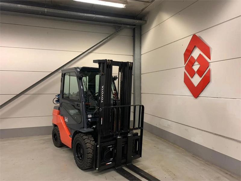 Toyota 02-8FGJF35 - رافعة شوكية تعمل بالغاز: صور 3 Toyota 02-8FGJF35 - رافعة شوكية تعمل بالغاز: صور 3