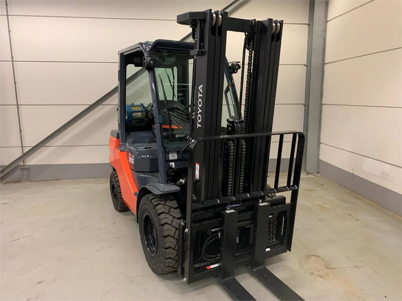 Toyota 02-8FGJF35 - رافعة شوكية تعمل بالغاز: صور 3 Toyota 02-8FGJF35 - رافعة شوكية تعمل بالغاز: صور 3