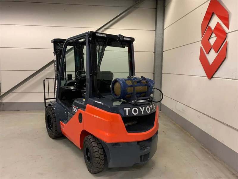 رافعة شوكية تعمل بالغاز Toyota 02-8FGJF35: صور 7