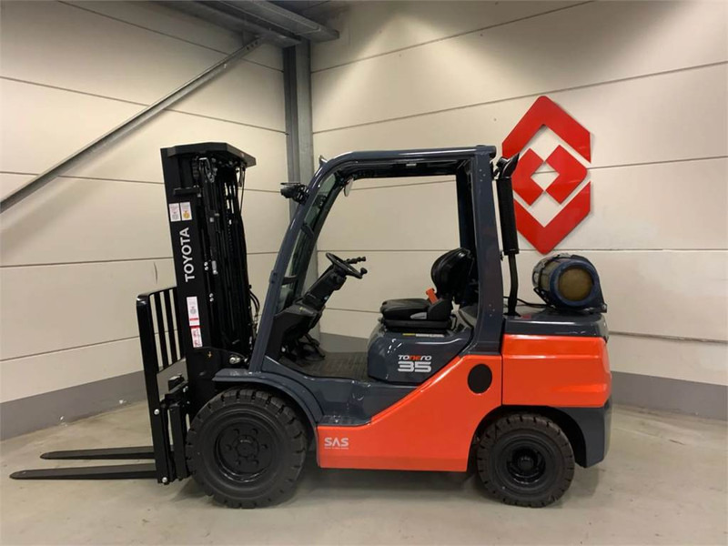 Toyota 02-8FGJF35 - رافعة شوكية تعمل بالغاز: صور 2 Toyota 02-8FGJF35 - رافعة شوكية تعمل بالغاز: صور 2