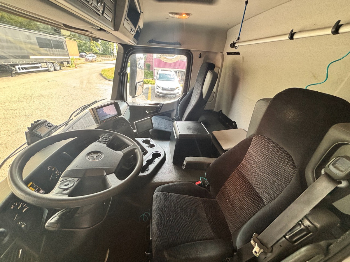 MERCEDES Antos 1824 - بصندوق مغلق شاحنة: صور 4 MERCEDES Antos 1824 - بصندوق مغلق شاحنة: صور 4