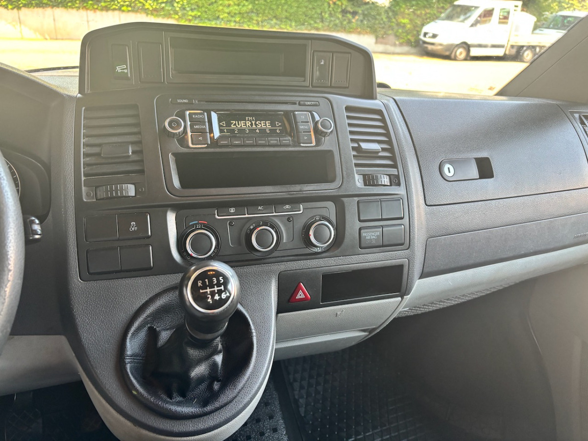 الشاحنات الصغيرة المسطحة VW T5 Transporter: صور 16