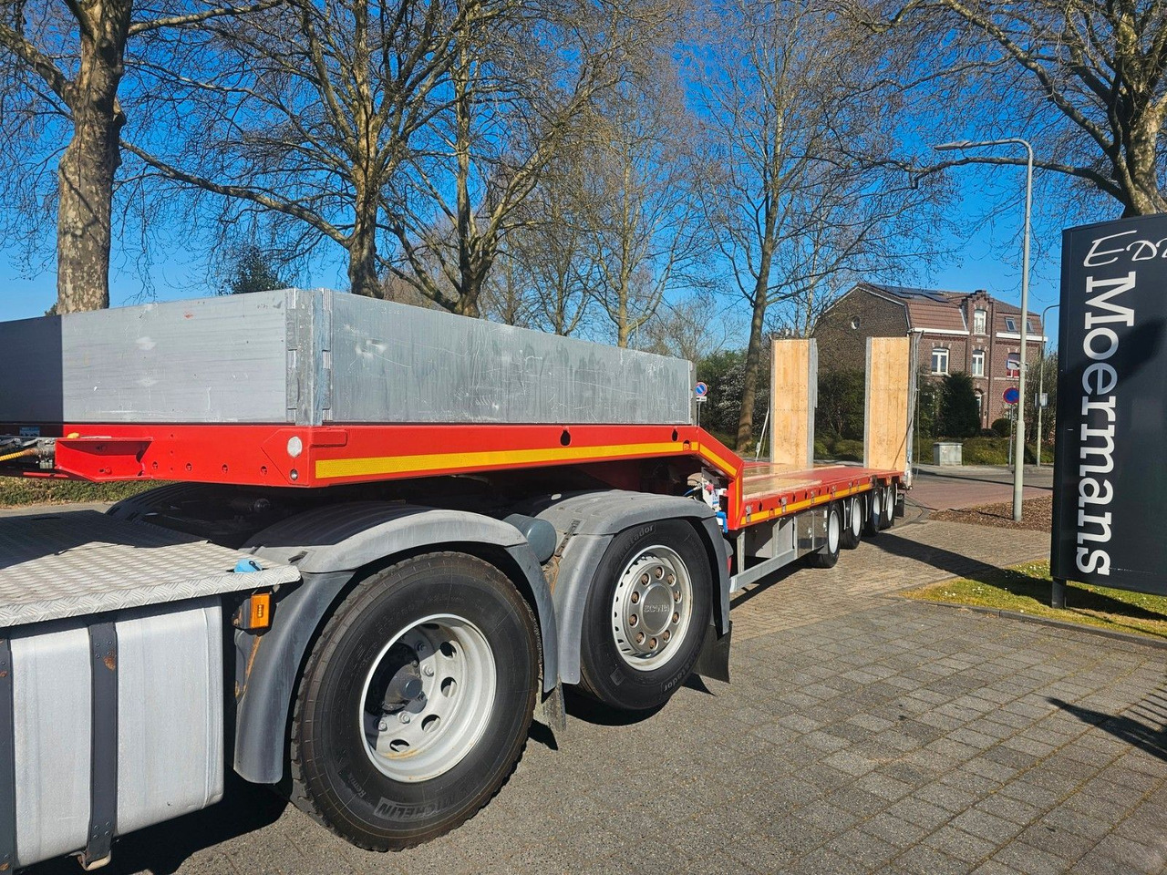 Hangler SVS-H 580 Semie Tieflader Mit Rampen - عربة مسطحة منخفضة نصف مقطورة: صور 1 Hangler SVS-H 580 Semie Tieflader Mit Rampen - عربة مسطحة منخفضة نصف مقطورة: صور 1