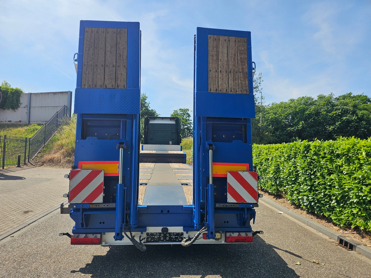 Kässbohrer LB3E With Hydraulic Flip Ramps - عربة مسطحة منخفضة نصف مقطورة: صور 5 Kässbohrer LB3E With Hydraulic Flip Ramps - عربة مسطحة منخفضة نصف مقطورة: صور 5