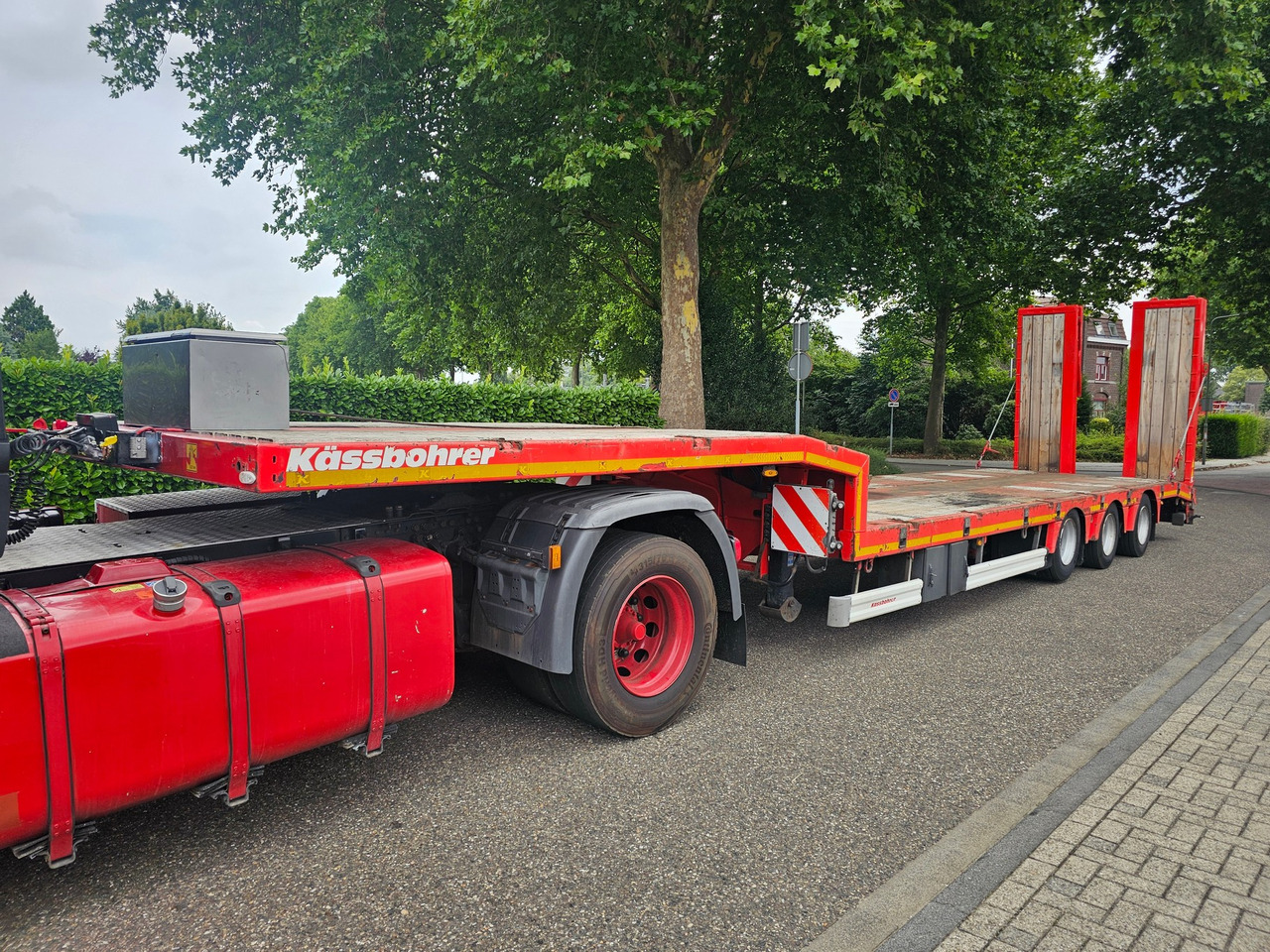 Kässbohrer LB3E With Hydraulic Flip Ramps - عربة مسطحة منخفضة نصف مقطورة: صور 5 Kässbohrer LB3E With Hydraulic Flip Ramps - عربة مسطحة منخفضة نصف مقطورة: صور 5