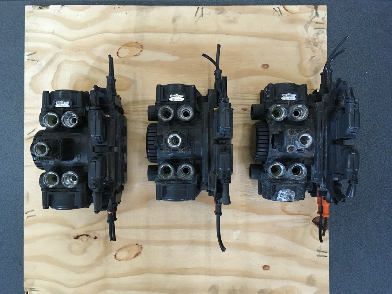 AXLE MODULATOR EPB-2 ACTROS-ATEGO - أجزاء الفرامل - شاحنة: صور 1 AXLE MODULATOR EPB-2 ACTROS-ATEGO - أجزاء الفرامل - شاحنة: صور 1