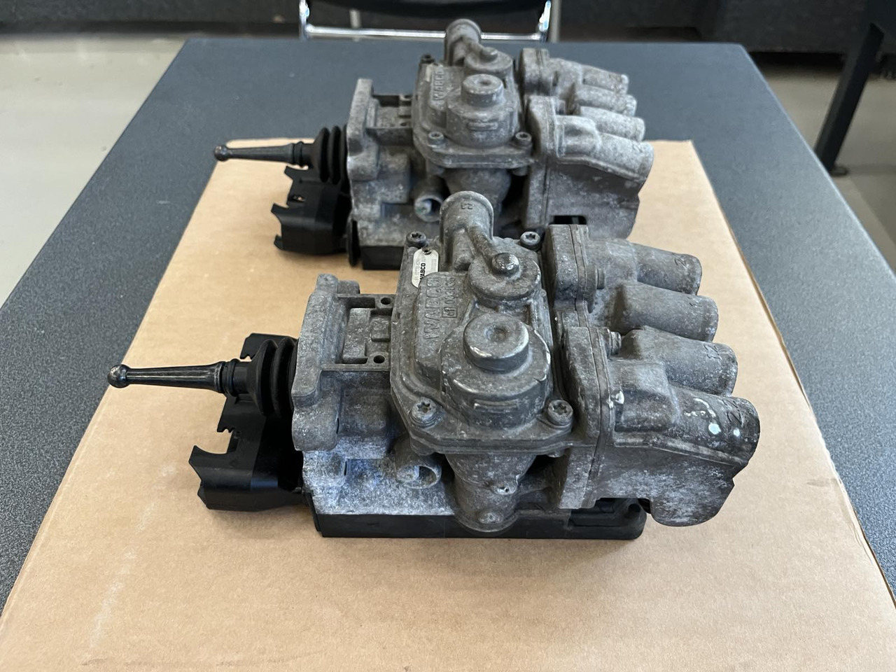 FOOT BRAKE VALVE ELECTRONIC BRAKE SYSTEM MAN TGM-TGL - أجزاء الفرامل - شاحنة: صور 2 FOOT BRAKE VALVE ELECTRONIC BRAKE SYSTEM MAN TGM-TGL - أجزاء الفرامل - شاحنة: صور 2