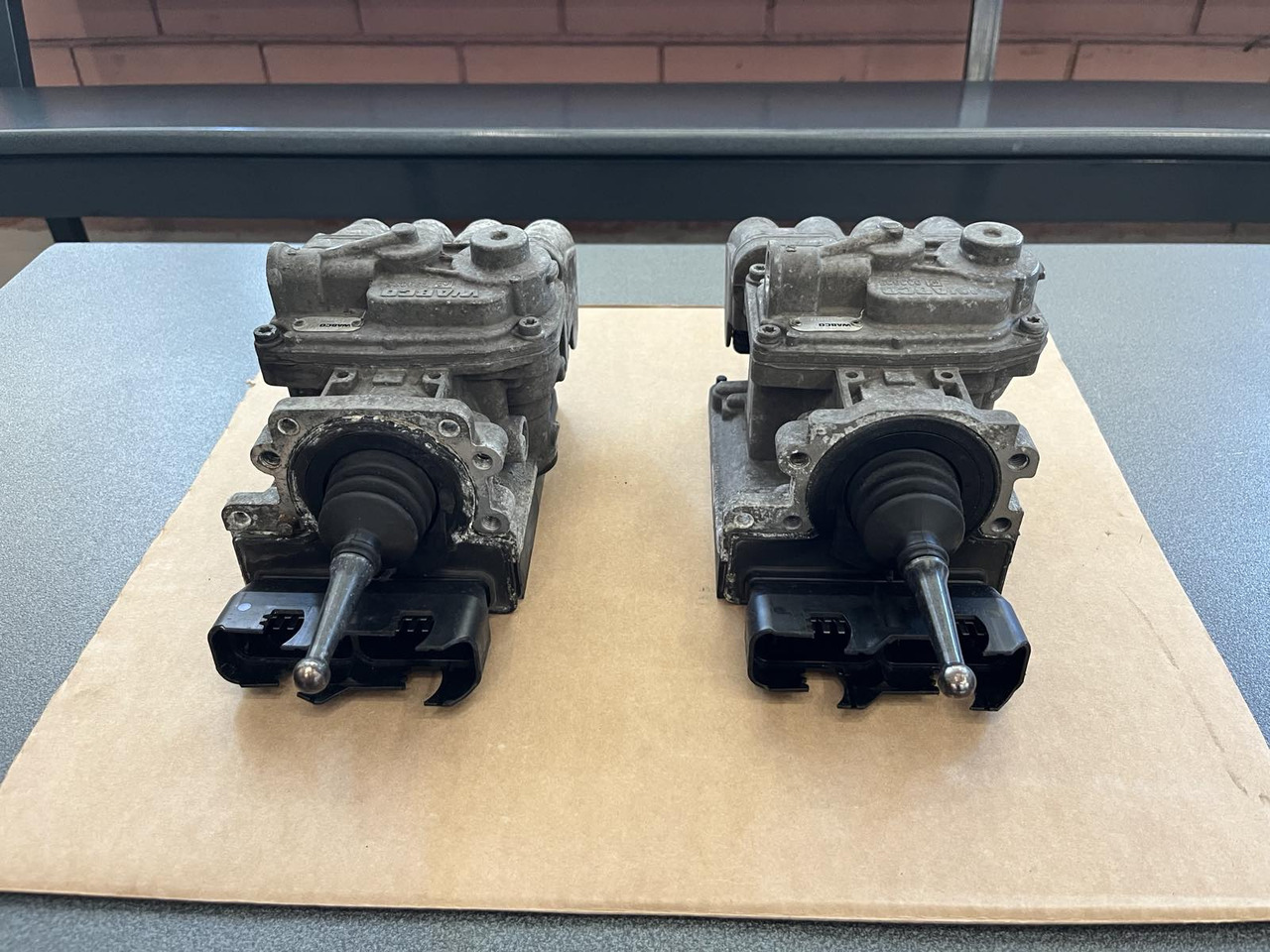 FOOT BRAKE VALVE ELECTRONIC BRAKE SYSTEM MAN TGM-TGL - أجزاء الفرامل - شاحنة: صور 1 FOOT BRAKE VALVE ELECTRONIC BRAKE SYSTEM MAN TGM-TGL - أجزاء الفرامل - شاحنة: صور 1