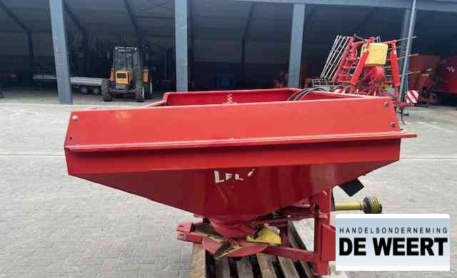 Lely centerliner stooier , front aandrijving - آلة رش الأسمدة: صور 3 Lely centerliner stooier , front aandrijving - آلة رش الأسمدة: صور 3