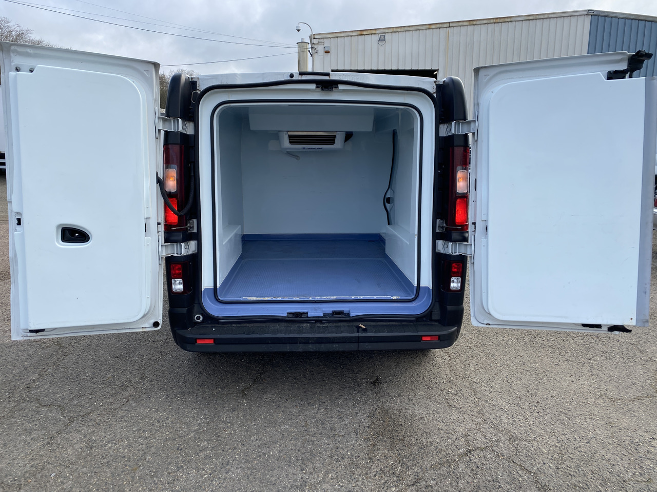 RENAULT TRAFIC FRIGORIFIQUE PORTE LATERALE - الشاحنات الصغيرة المبردة: صور 5 RENAULT TRAFIC FRIGORIFIQUE PORTE LATERALE - الشاحنات الصغيرة المبردة: صور 5